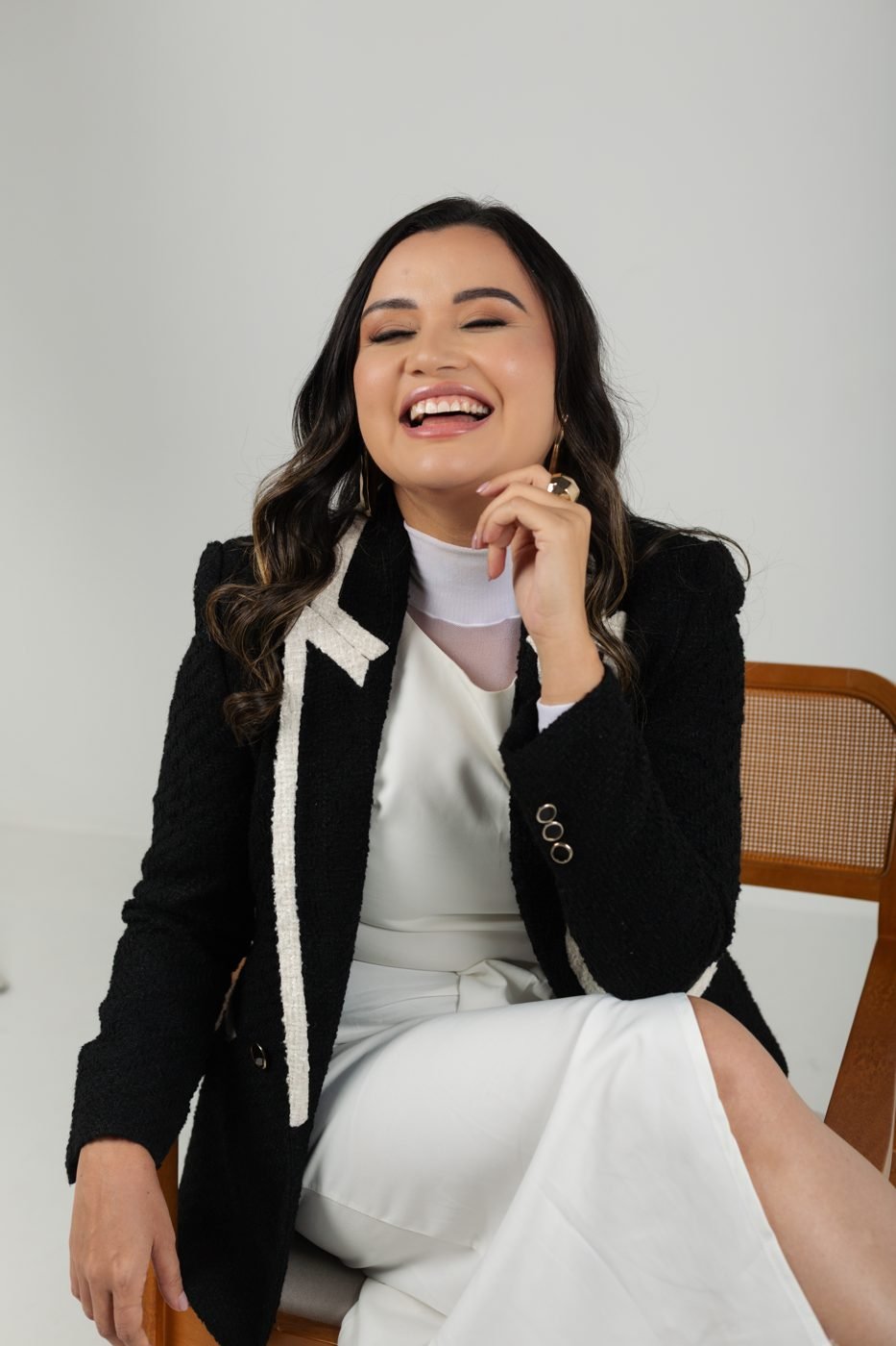 Rayanielen Rodrigues, advogada, sorrindo, de blazer preto